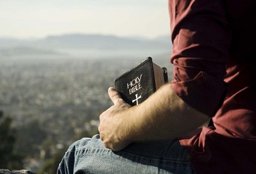 hombre-sentado-biblia-campo
