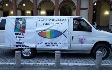 Camioneta en la 15ª Caravana del Orgullo LGBTTTIQ